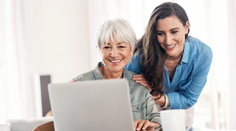 Mutter und Tochter am Laptop