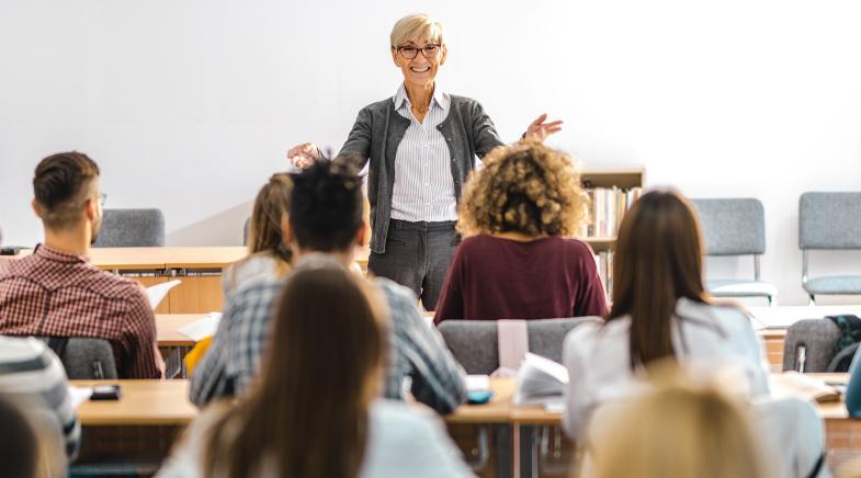 Lehrerin steht vor ihrer Klasse