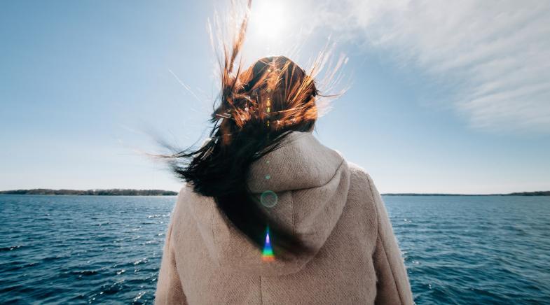 Eine Frau schaut auf das Meer