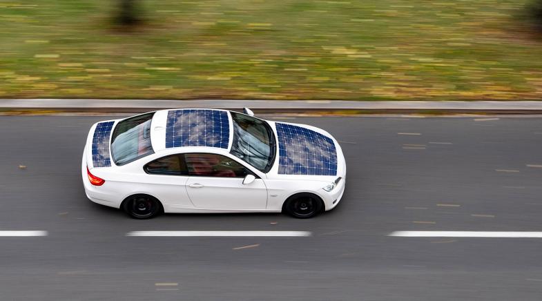 Ein Solarauto von oben auf einer Straße.