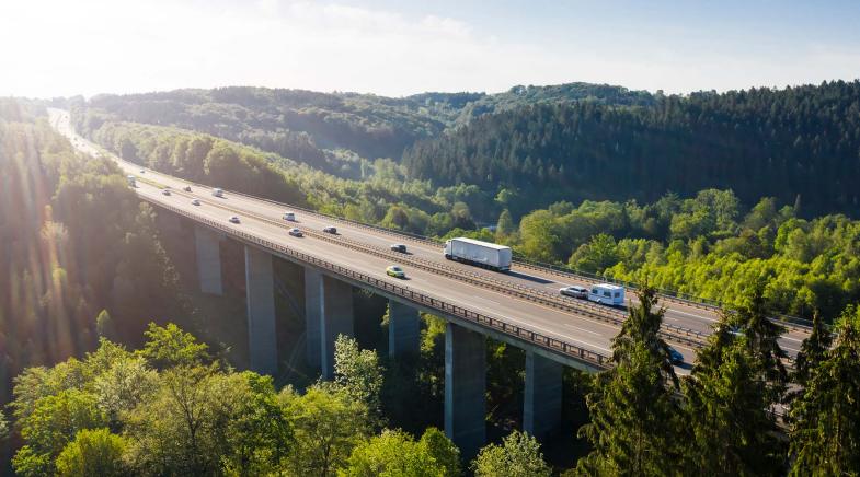 Autobahnbrücke aus der Ferne