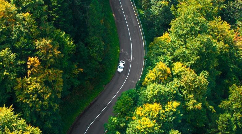 Auto fährt in Umweltzone