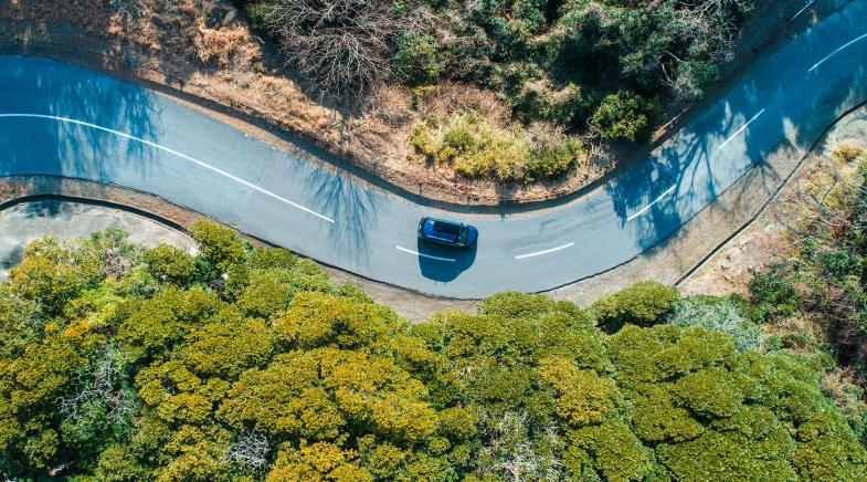 Auto fährt auf der Straße