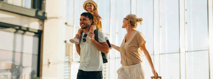 Familie mit einem kleinen Mädchen am Flughafen.