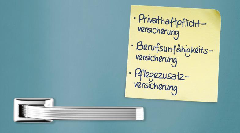 Post-It an einem Kühlschrank mit der Aufschrift: Privathaftpflichtversicherung, Berufsunfähigkeitsversicherung, Pflegezusatzversicherung