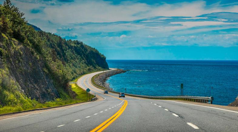 Idyllischer Highway zwischen Bergen und Meer.