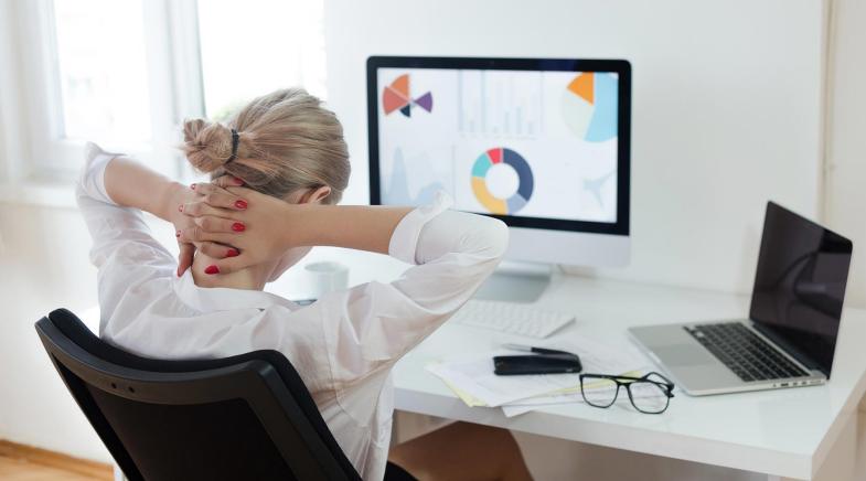 Frau im Büro dehnt sich