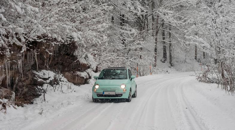 Auto auf verschneiter Straße