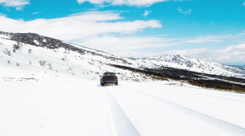 Auto fährt im Schnee