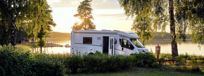 Wohnmobil im Sonnenuntergang am See