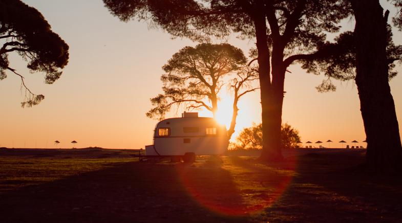 Wohnwagen im Sonnenuntergang