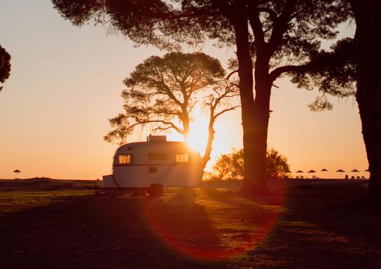 Wohnwagen im Sonnenuntergang