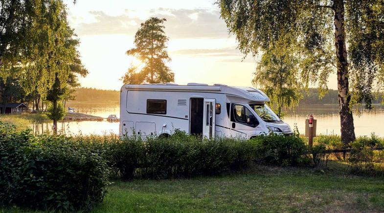 Wohnmobil steht am See