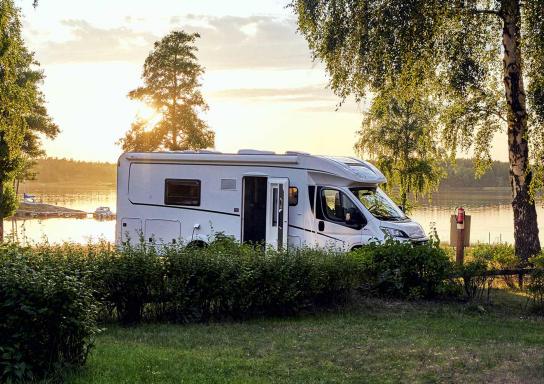 Wohnmobil Sonnenuntergang am See