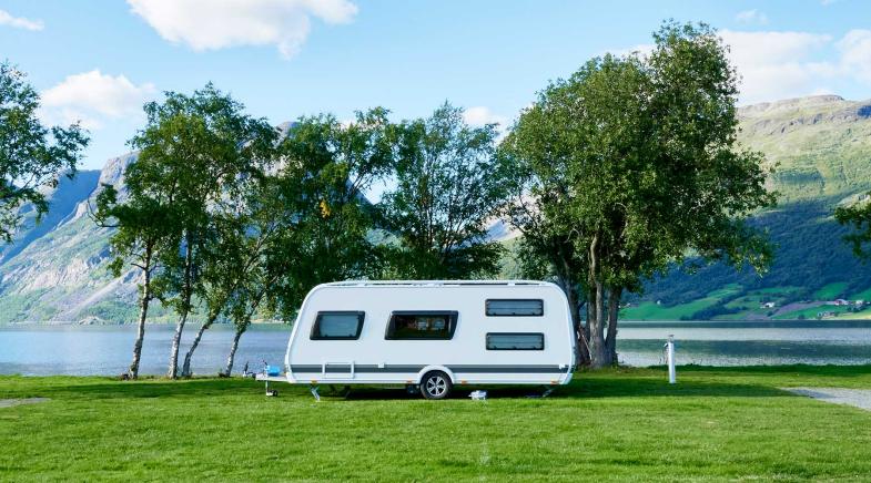 Wohnwagen vor Bergen am See