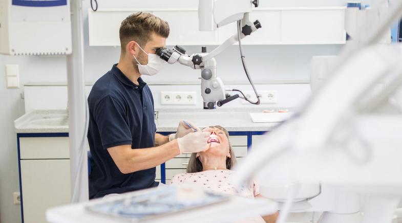 Ein Zahnarzt behandelt eine Patientin.