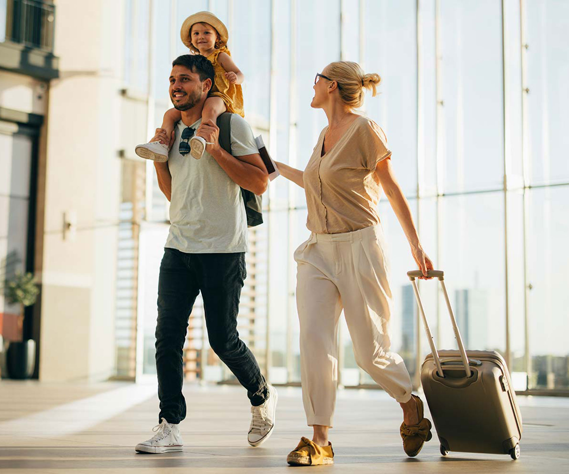 Familie mit einem kleinen Mädchen am Flughafen.