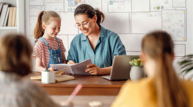 Lehrerin steht an der Tafel