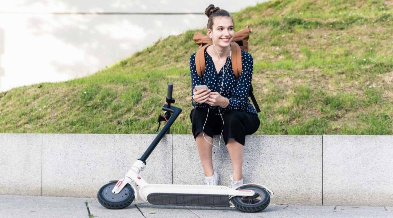 Frau auf E-Scooter