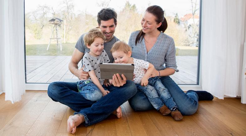 Junge Familie mit Tablet