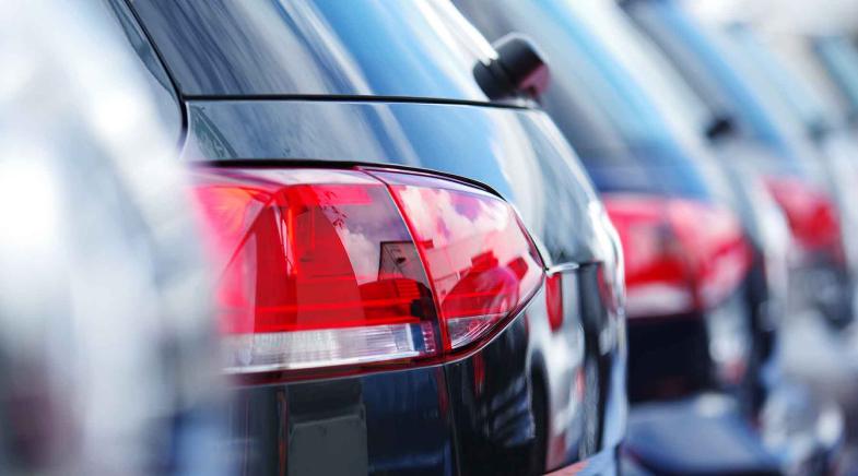 Eine Reihe von Auto-Hecks.