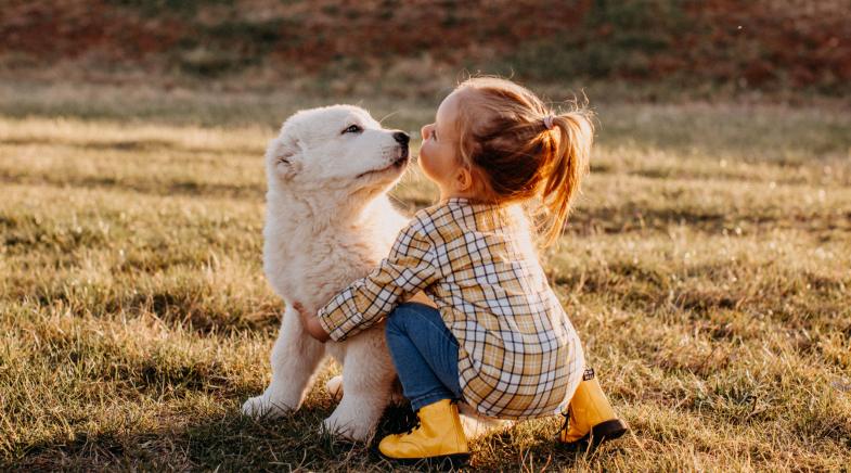 Kleines Mädchen mit Hund