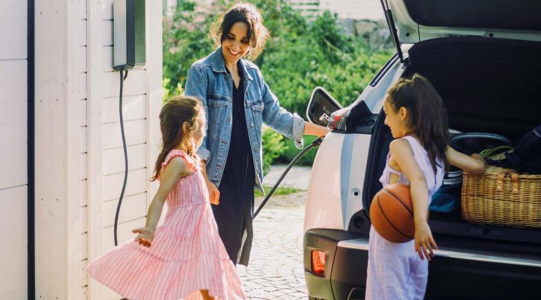 Familie am Auto