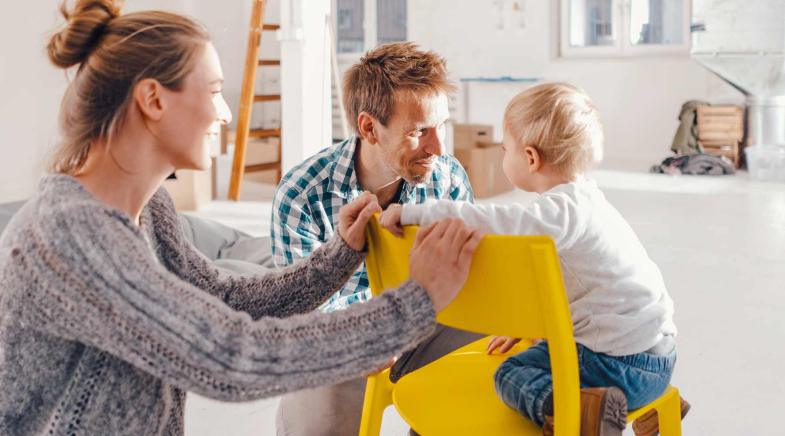 Vater misst seine Tochter am Türrahmen