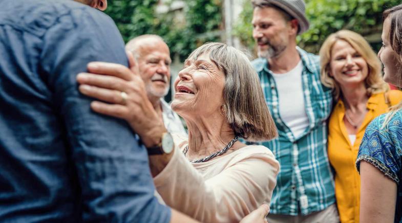 Familiie - 3 Generationen - gehen spazieren