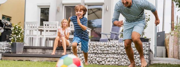 Familie spielt im Garten