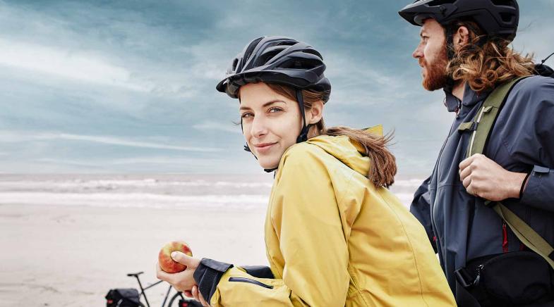 Pärchen rastet mit Mountainbikes im Wald