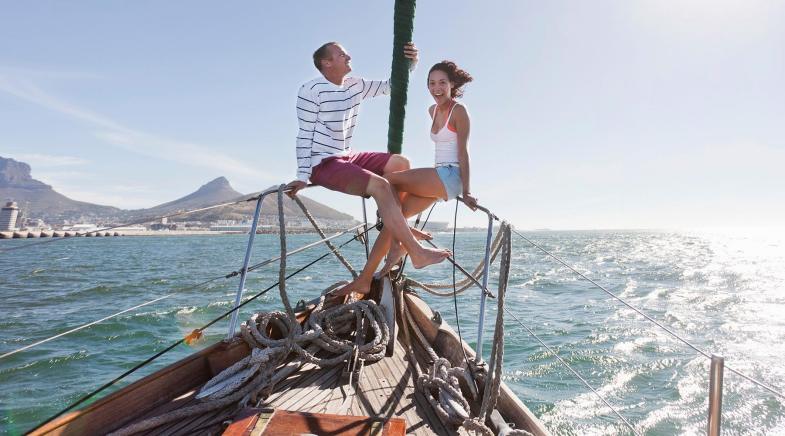 Mann und Frau im Segelboot