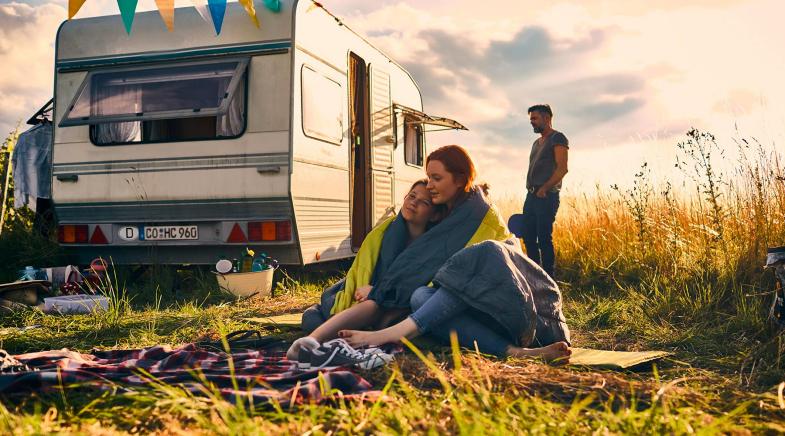 Familie mit Wohnwagen