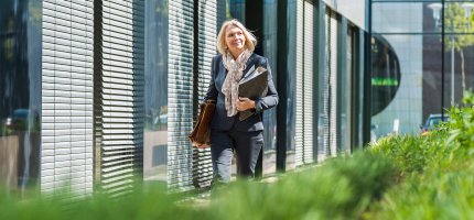 Frau auf dem Weg ins Büro