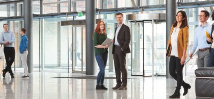 Kollegen und Kolleginnen im Foyer der HUK-COBURG