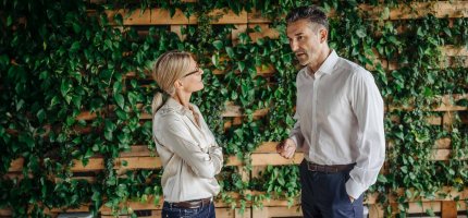 Mann und Frau im Büro