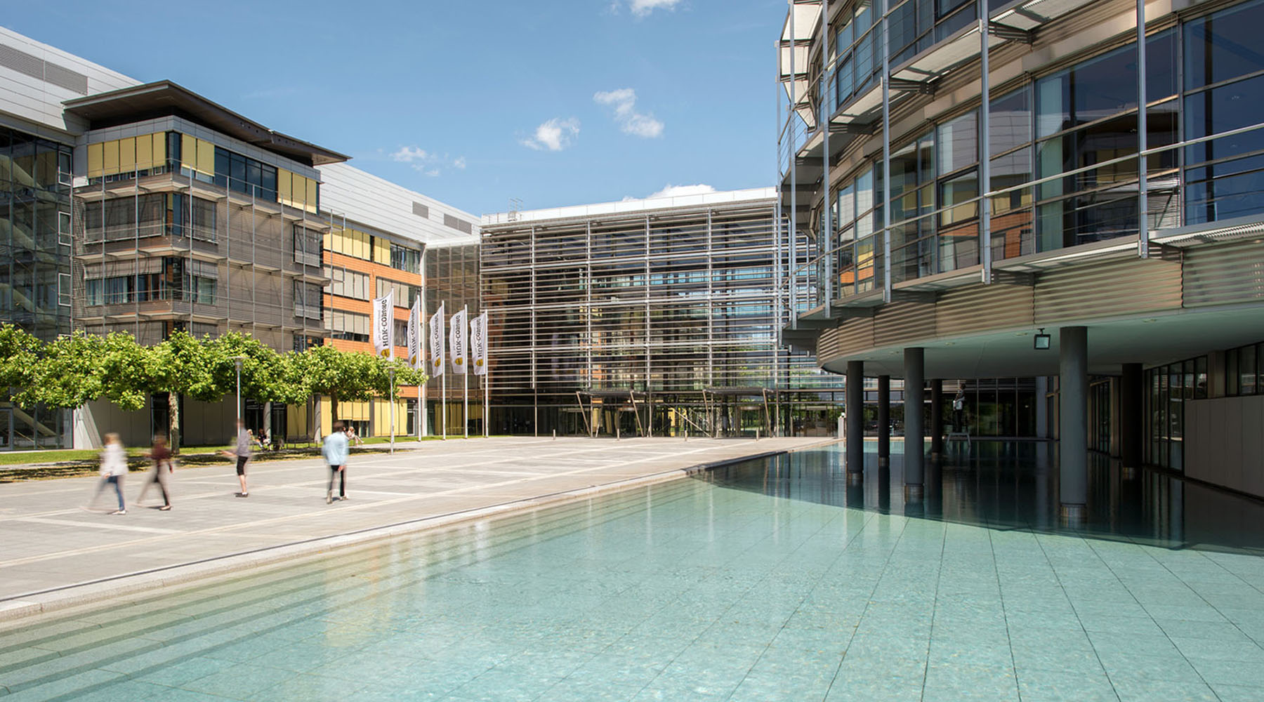 Außenansicht der HUK-COBURG Zentrale außerhalb der Stadt