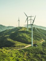 Eine Reihe von Windrädern auf einem Bergkamm.