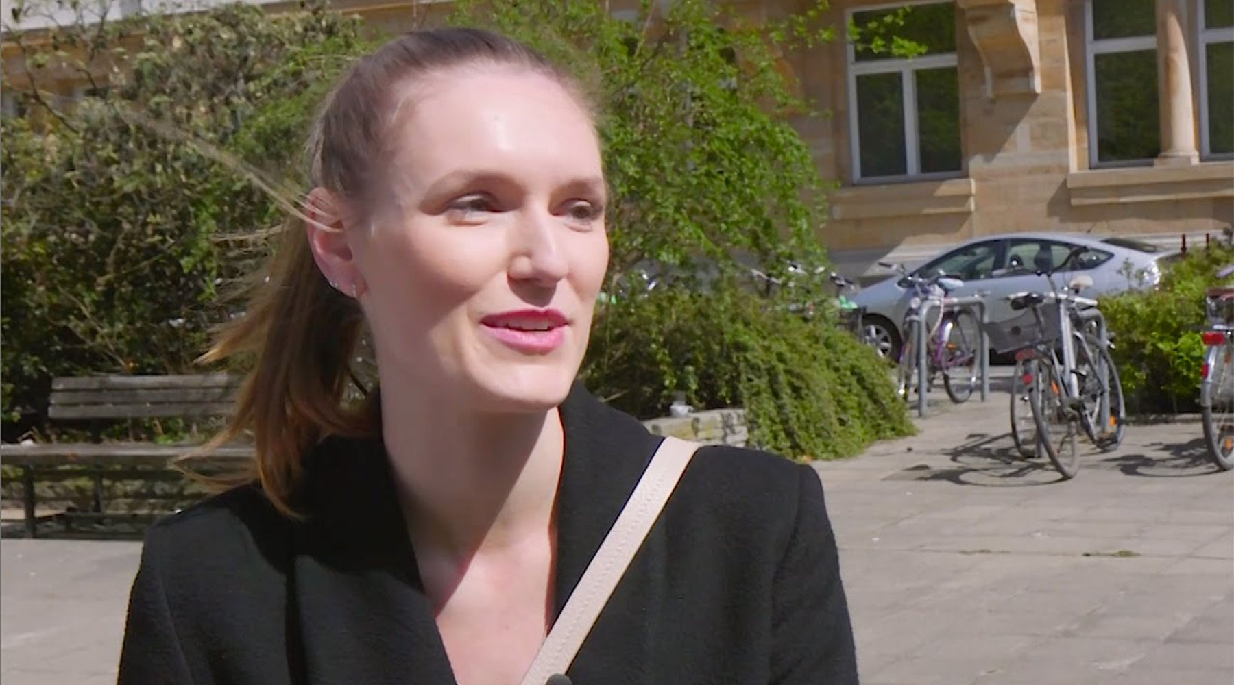 Das Titelbild zum Video Warum ist die HUK-COBURG wie für junge Beamte gemacht, zeigt eine junge Frau in der Stadt.