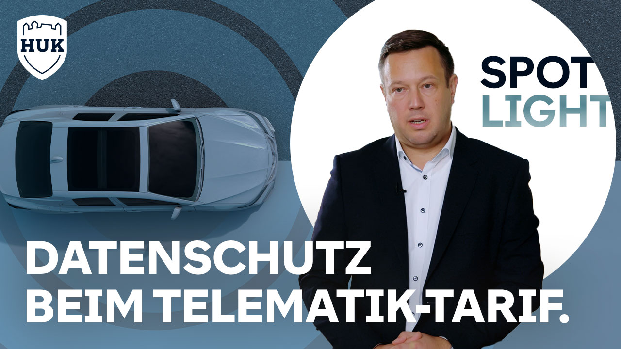 Das Bild zeigt einen Mann im Anzug neben einem Auto. Der Text &quot;Datenschutz beim Telematik-Tarif&quot; ist prominent zu sehen.
