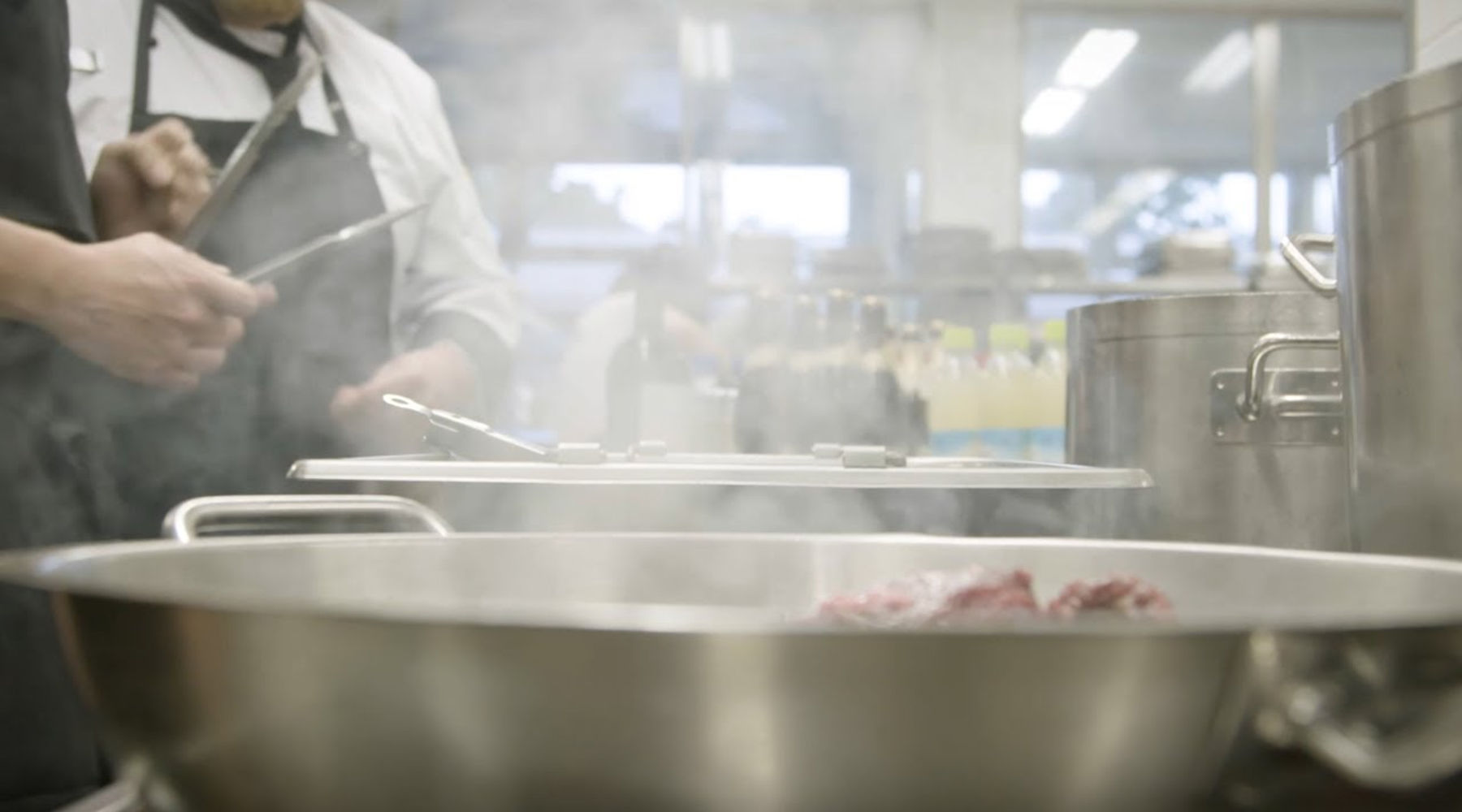 Töpfe und Pfannen im Betriebsrestaurant der HUK-COBURG