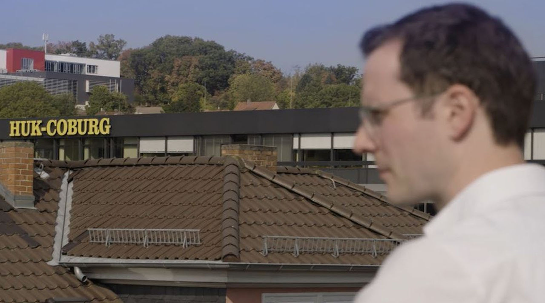 Teamleiter Martin vor dem Hintergrund der HUK-COBURG