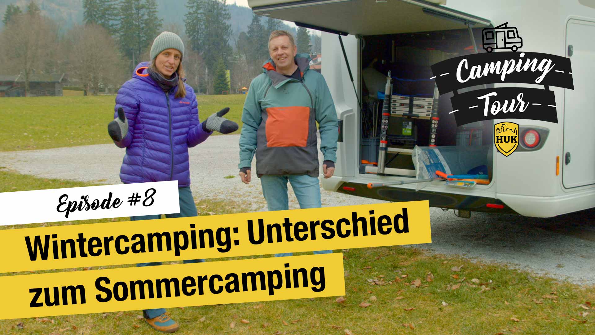 2 Menschen mit Campingausrüstung vor einem Camper